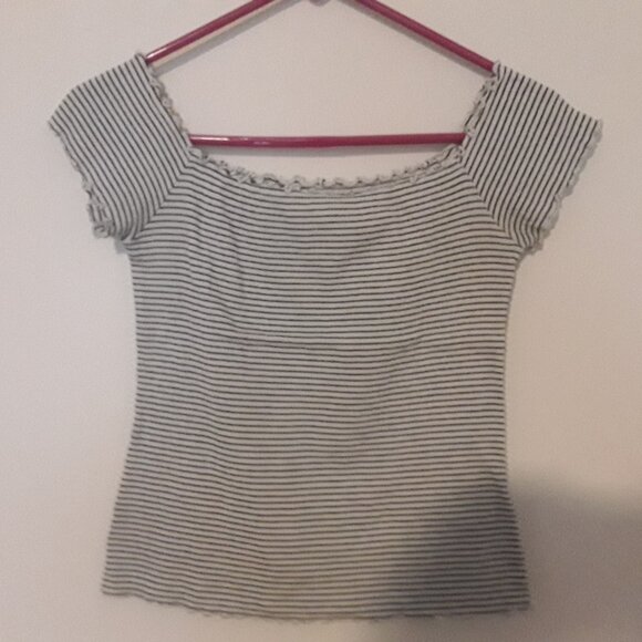 Hollister junior size large black & white striped,stretchy top w/scalloped trim - Picture 1 of 4